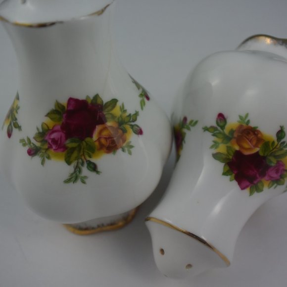 Royal Albert Old Country Roses Salt & Pepper Set - Picture 2 of 9
